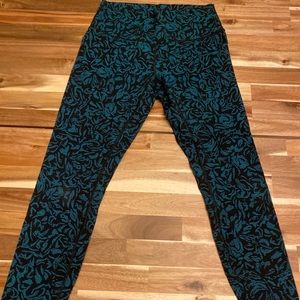 Lululemon Women’s cropped leggings size 8 (medium) - Very Nice!